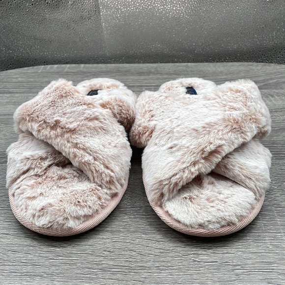 NWOB. Rachel Roy 11-12 Pink Fuzzy Cozy Plush Cross Front Slippers. - Picture 2 of 9